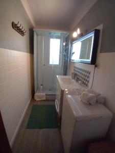 Ένα μπάνιο στο Appartement-2- privé, terrasse, parking et jardin