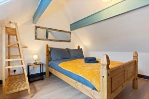1 dormitorio con cama de madera y escalera en Sally’s Cottage - Uttoxeter: Close to Alton Towers en Uttoxeter