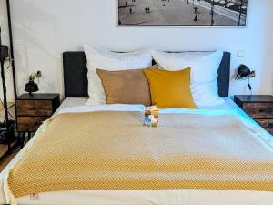 a bedroom with a bed with yellow pillows at Zentrale - Ferienwohnung am Thomaskirchhof in Leipzig