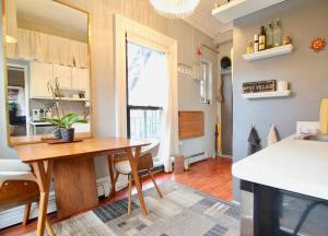 une cuisine avec une table et une salle à manger dans l'établissement The West Village Gem, à New York