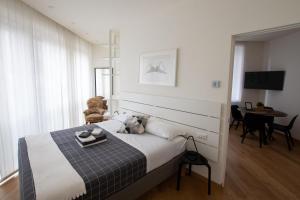 - une chambre avec un lit et une table dans l'établissement Lake Como Holiday Apartments, à Côme