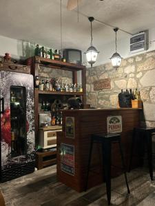 a room with a bar with a table and a chair at Olive Ranch Guest House in Bergas