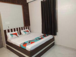 um quarto com uma cama num quarto em OYO Hotel Swarna Palace em Patna