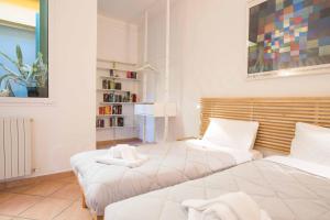 Duas camas num quarto com mobiliário branco em CaseOspitali - Daisy, ampio trilocale x6 vicino a Piazza Maggiore em Bolonha