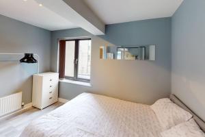 A bed or beds in a room at Lovely 2 bedroom flat with free parking Flat 5