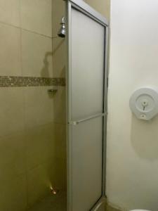 y baño con ducha y puerta de cristal. en Villa frente al mar Fabiomar, en Parrita