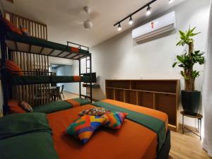 1 dormitorio con 2 literas en una habitación en Apartamento Studio completo Copacabana 1 quadra da praia com garagem, en Río de Janeiro