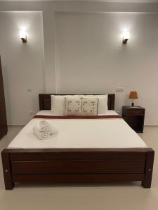 Postel nebo postele na pokoji v ubytování Mihira Gedara Apartments