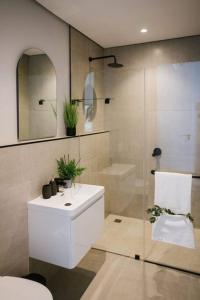 Koupelna v ubytování 180° Luxury Ocean Suites - #304 + 11 fotografií