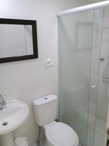 uma casa de banho com um WC, um lavatório e um chuveiro em Apto São Paulo - Expo Center , Anhembi, Tietê em São Paulo