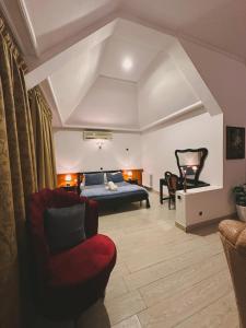 1 dormitorio con 1 cama, 1 sofá y 1 silla en Amrouss touristic DarMaroc, en Azrou