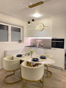una cucina con tavolo e due sedie e tavolo e una cucina di Luxury holiday house with jacuzzi and sauna a Ostenda