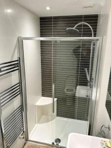een glazen douche in een badkamer met een wastafel bij Flat in Budleigh Salterton in Budleigh Salterton