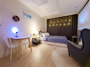Postel nebo postele na pokoji v ubytování Secret - 고층호수공원뷰,나만의영화관,미사역2분,120인치스크린,넷플,디즈니플러스,장기숙박추천