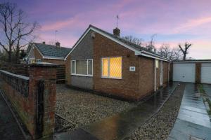 una casa de ladrillo con una valla delante de ella en Stylish & Relaxing Retreat in Normanby, Sleeps 4, en Middlesbrough