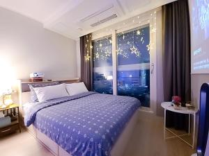 Postel nebo postele na pokoji v ubytování Secret - 고층호수공원뷰,나만의영화관,미사역2분,120인치스크린,넷플,디즈니플러스,장기숙박추천