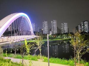 Fotografie z fotogalerie ubytování Secret - 고층호수공원뷰,나만의영화관,미사역2분,120인치스크린,넷플,디즈니플러스,장기숙박추천 v destinaci Hanam