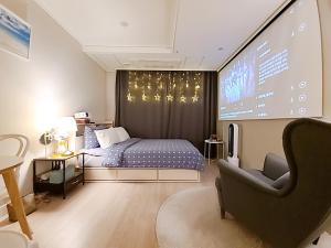 Postel nebo postele na pokoji v ubytování Secret - 고층호수공원뷰,나만의영화관,미사역2분,120인치스크린,넷플,디즈니플러스,장기숙박추천