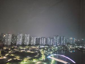 Nespecifikovaný výhled na destinaci Hanam nebo výhled na město při pohledu z apartmánu