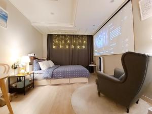 Postel nebo postele na pokoji v ubytování Secret - 고층호수공원뷰,나만의영화관,미사역2분,120인치스크린,넷플,디즈니플러스,장기숙박추천