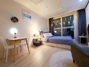 Postel nebo postele na pokoji v ubytování Secret - 고층호수공원뷰,나만의영화관,미사역2분,120인치스크린,넷플,디즈니플러스,장기숙박추천