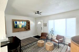 sala de estar con 2 sillas y TV en OSU Retro Cottage Retreat in PNW, en Corvallis
