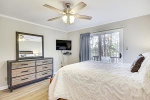 1 dormitorio con cama, espejo y tocador en Modern McCormick Townhome on Lake Thurmond!, en McCormick
