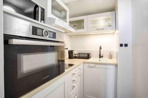Cucina o angolo cottura di WELC'HOME IN HOULGATE - Vue et accès direct sur mer