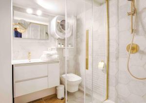 un bagno con wc e doccia in vetro di WELC'HOME IN HOULGATE - Vue et accès direct sur mer a Houlgate Altre 10 foto