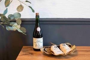 eine Flasche Wein auf dem Tisch in der Unterkunft WELC'HOME IN HOULGATE - Vue et accès direct sur mer in Houlgate