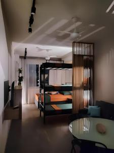 Habitación con litera y mesa. en Apartamento Studio completo Copacabana 1 quadra da praia com garagem, en Río de Janeiro