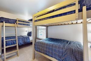 1 dormitorio con 2 literas y escalera en The McKenzie River House, en Vida