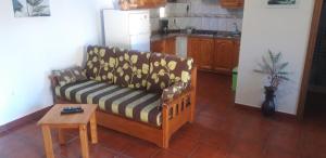- un salon avec un canapé et une table dans l'établissement Casa las toscas, à Calera