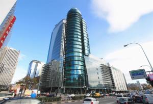 um edifício de vidro alto com carros numa cidade em JES Apartment A Nuevos Ministerios em Madri