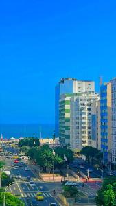 里約熱內盧的住宿－Apartamento Copacabana，建筑物前交通繁忙的城市