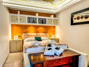 um quarto com uma cama e uma mesa de madeira em Appartamenti Volta em Como