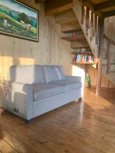 sala de estar con sofá en una habitación en Cabaña Rancho Don Marino, en Cartago