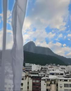 vistas a una ciudad con una montaña en el fondo en Apartamento Studio completo Copacabana 1 quadra da praia com garagem, en Río de Janeiro