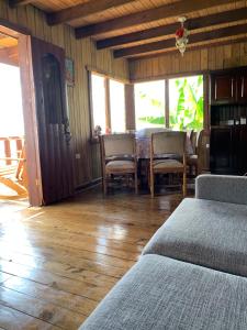 Habitación con mesa, sillas y comedor. en Cabaña Rancho Don Marino, en Cartago