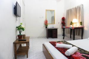 ein Hotelzimmer mit einem Bett und einem Spiegel in der Unterkunft Hotel White House International (Near Dhaka Medical) in Dhaka