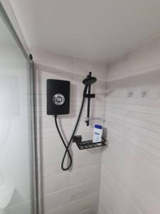 La salle de bains est pourvue d'une douche et d'un téléphone mural. dans l'établissement Converted garage ensuite, à Bristol