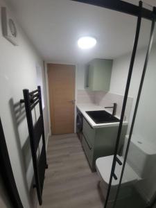 Ένα ή περισσότερα κρεβάτια σε δωμάτιο στο Converted garage ensuite