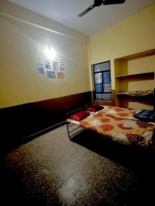 ein Schlafzimmer mit einem Bett in einem Zimmer in der Unterkunft Hotel Tathastu in Rāmtek