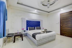 Een bed of bedden in een kamer bij Collection O Hotel Golden Blue Near Dwarka Sector 21 Metro Station