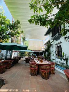 a patio with tables and chairs and a building at Villa Bonita Les Terrasses in Cuernavaca