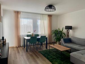 a living room with a couch and a table with chairs at HP Apartment 3-Zi-Whg - 69qm, 6 Pers, Balkon, Wifi, Küche, Bad in Hannover