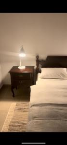 sypialnia z łóżkiem i stołem z lampką w obiekcie Antemurale - Luxury rooms,Plitvice Lakes w mieście Rastovača