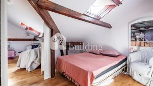 Un dormitorio con una cama y una silla en una habitación. en Master and kids bdrs separated from rest of the house, en París