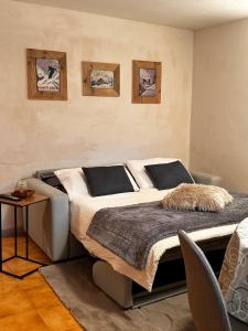 Un dormitorio con una cama grande con almohadas. en Bait da Diego en Livigno