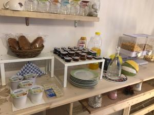 un estante con platos y otros artículos en una cocina en R&B MiDora, en Módena